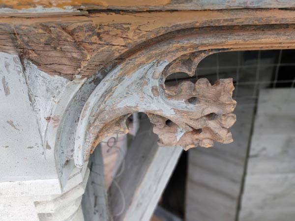 La restauration des sculptures sur bois du clocher